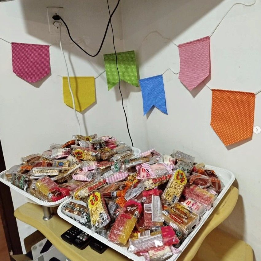 Mesa com doces típicos e bandeirinhas de festa junina