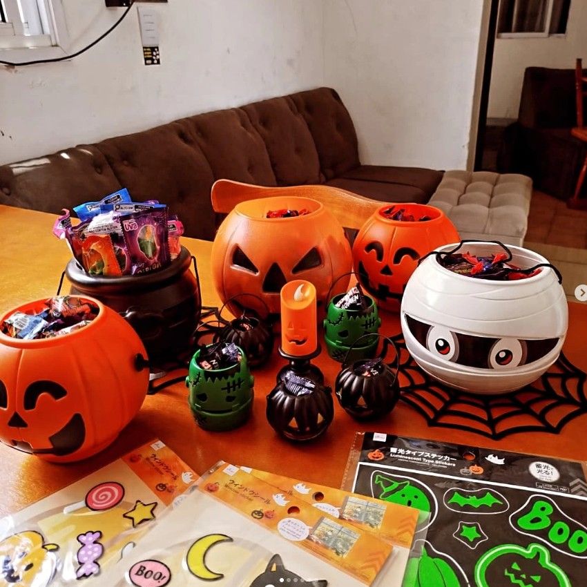 Sala decorada para o Halloween com abóboras e doces