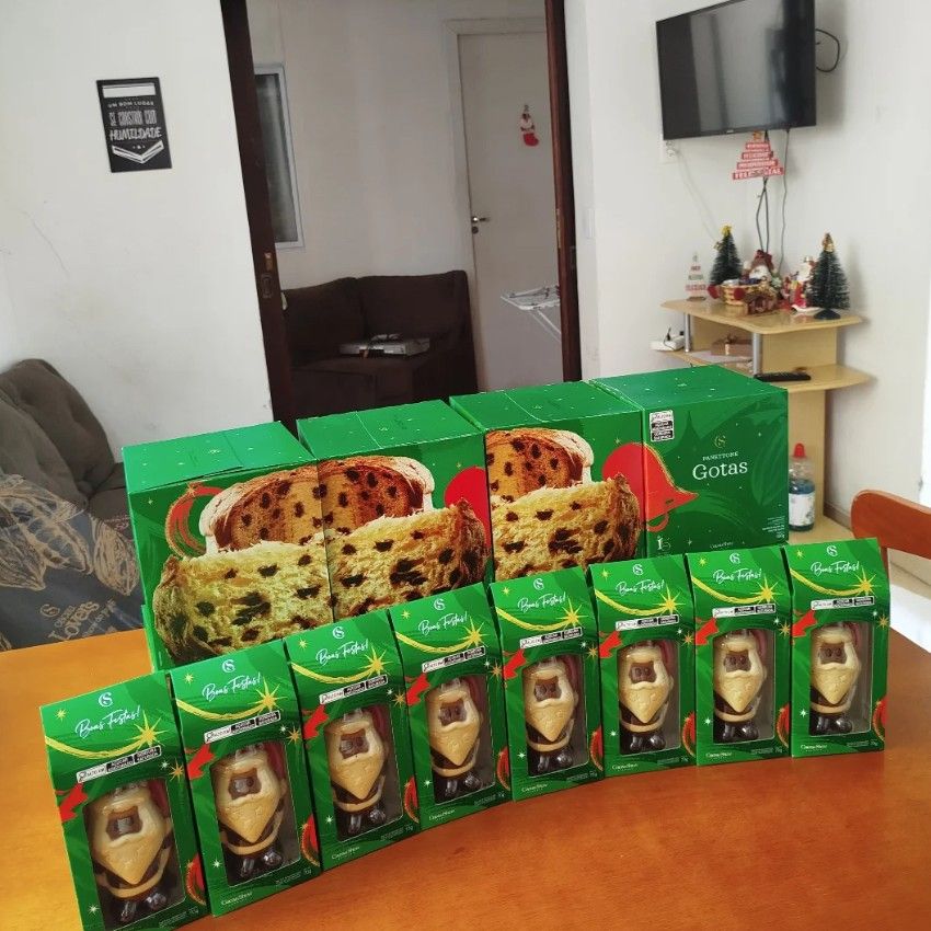 Natal com panetones e chocolates para os moradores