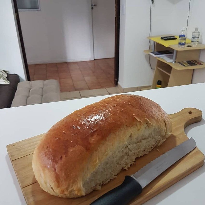 Pão caseiro recém-assado na cozinha compartilhada
