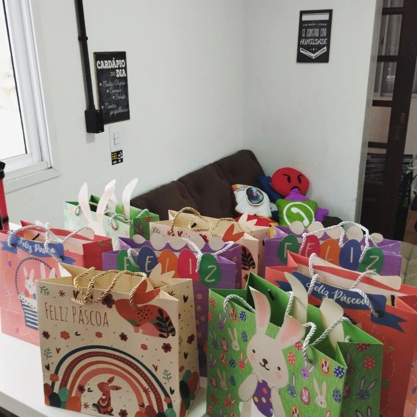 Sala decorada na Páscoa com presentes para os moradores