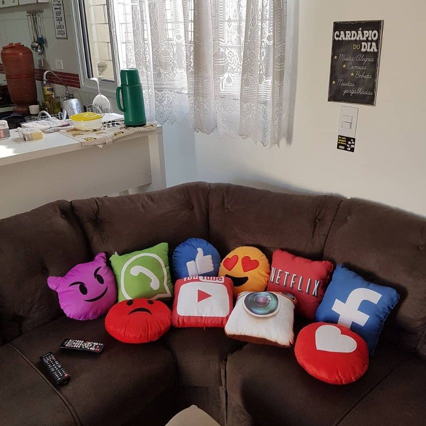 Sala de estar aconchegante com sofá e almofadas divertidas